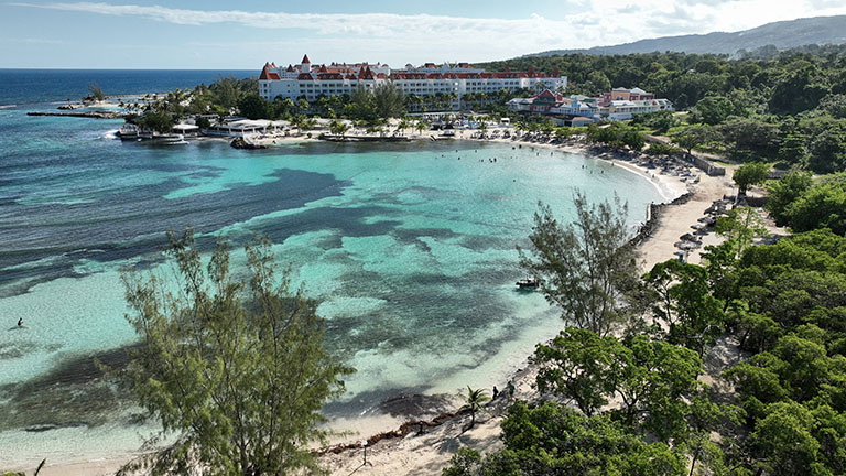 Vue sur la baie et resort