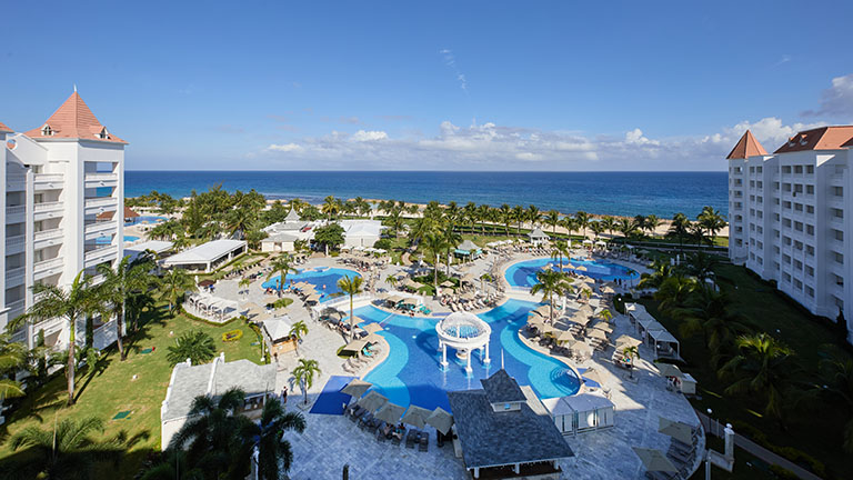 Vue de la piscine et la plage