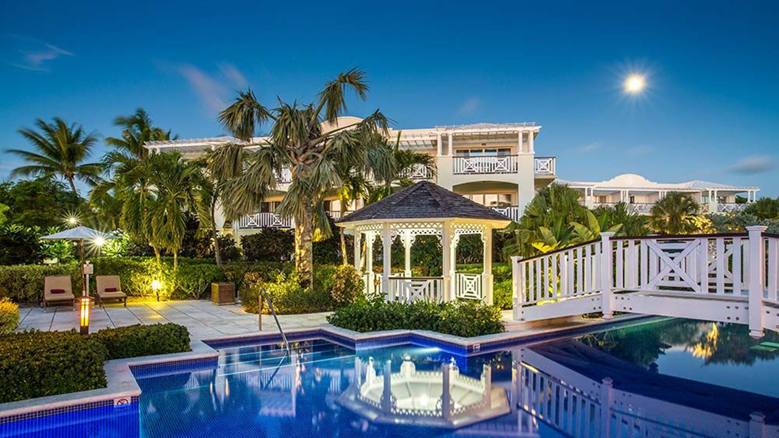 14 km from PLS airport