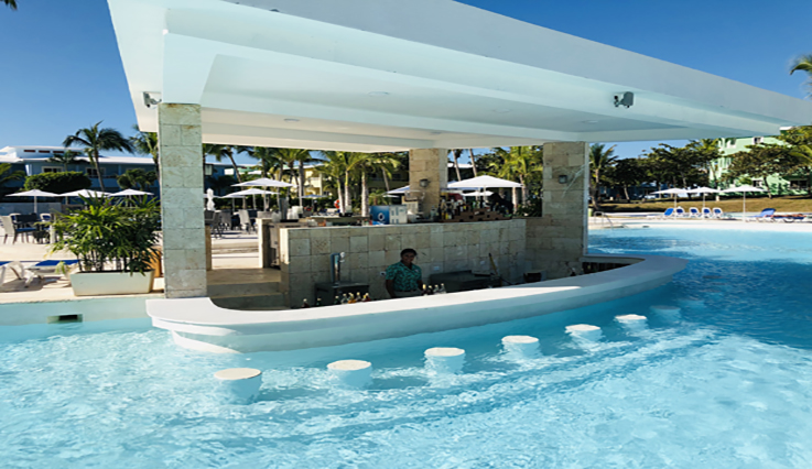 Bar dans la piscine