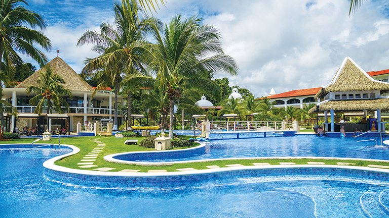 Main Pool Swim Up Bar 