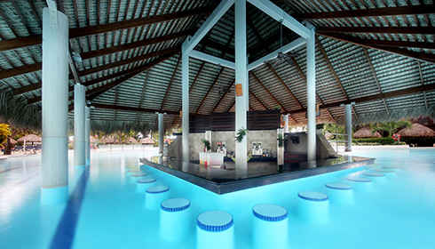 Bar dans la piscine