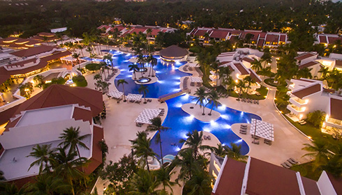 Vue aérienne de la piscine le soir