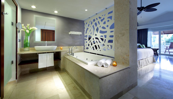 Junior Suite Poolside bathroom with Jacuzzi