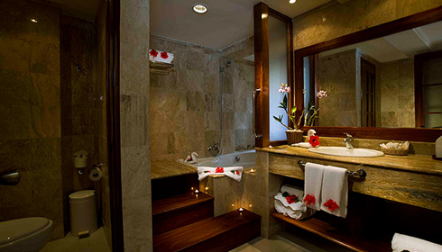 Salle de bain d'une suite de luxe Cayena avec vue sur l'océan
