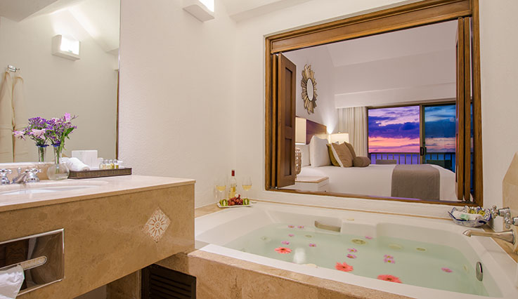 Chambre de luxe vue l'océan avec bain tourbillon
