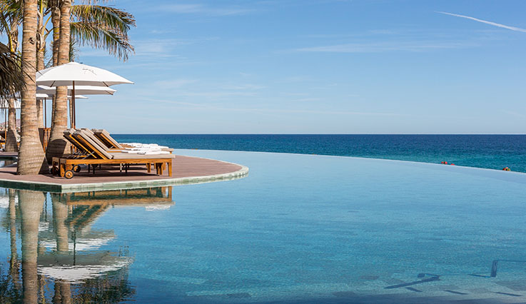 Vue sur la piscine et l'océan