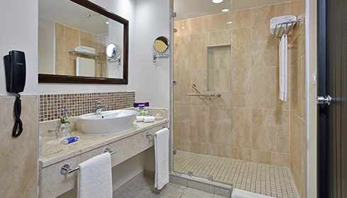 Salle de bain d'une suite junior service royal