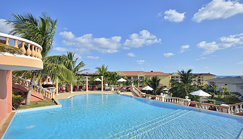 Piscine service royal au haut de la colline