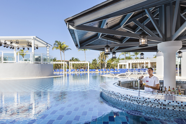 Bar dans la piscine