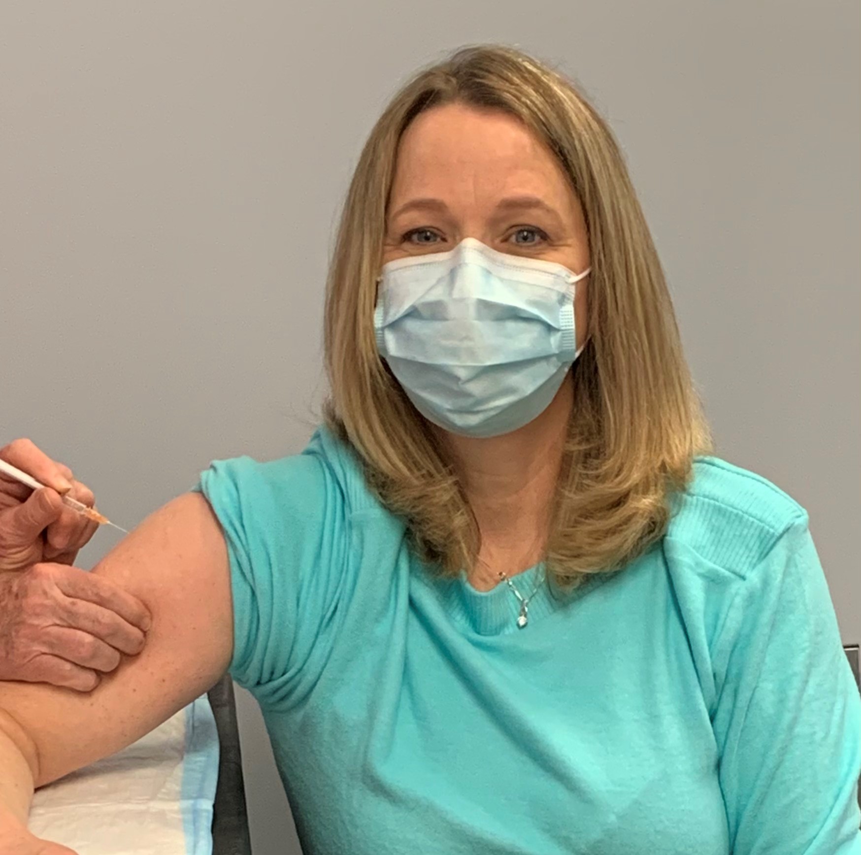 Dr. McKnight receiving the COVID-19 vaccine