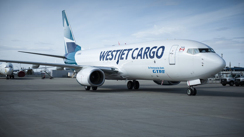 L’avion B737-800BCF de WestJet Cargo arrive à Calgary