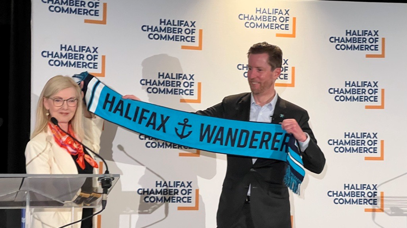 Alexis reçoit un foulard des Wanderers d’Halifax