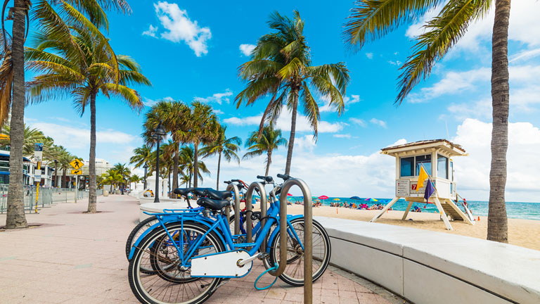 Vélos rangés sur une plage de la Floride