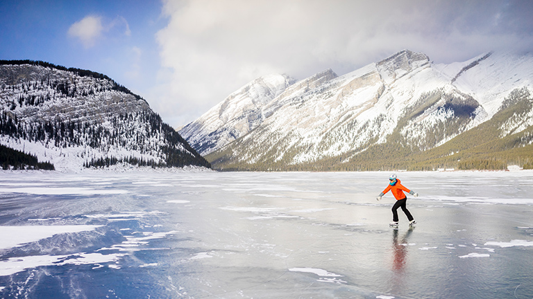 Une personne faisant du patin sur un lac des Rocheuses