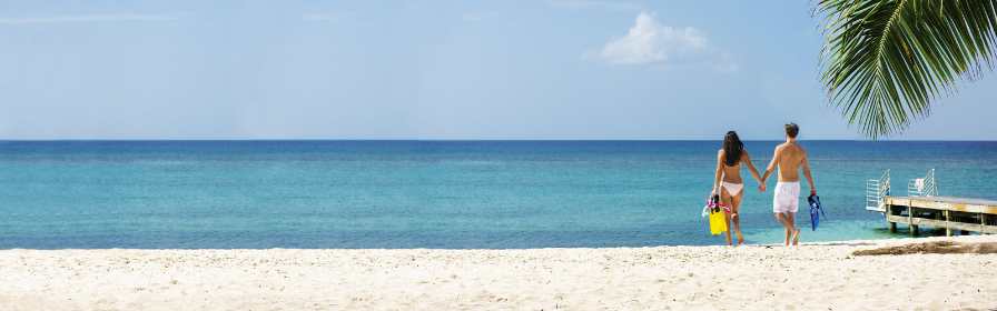 couple marchant sur la plage aux Îles Caïmans