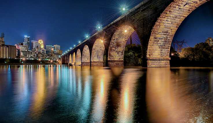 Le pont de Minneapolis, la nuit