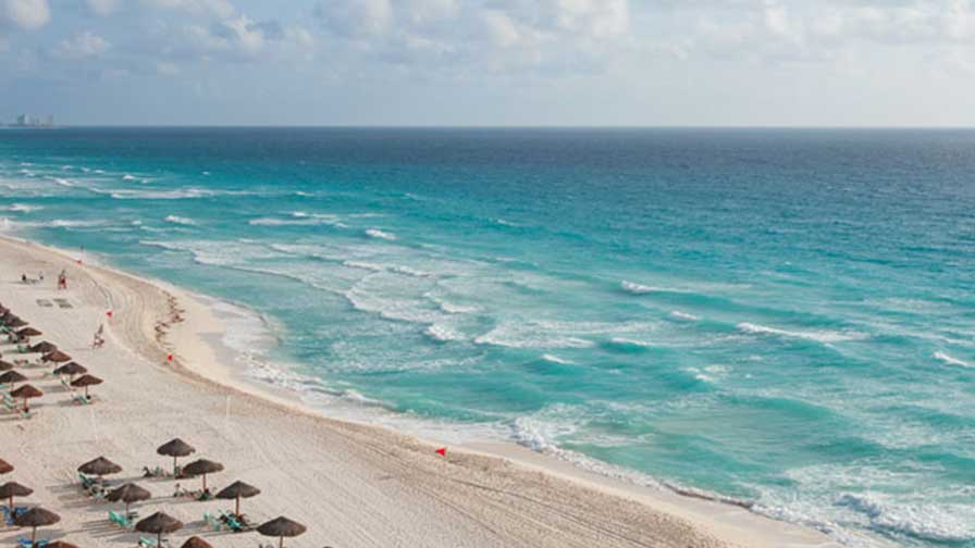 Vue sur la plage et l'océan tropical