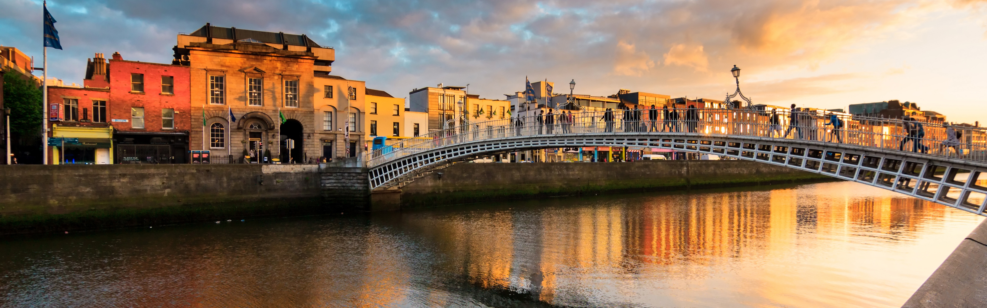 Un pont traversant une rivière à Dublin en plein coucher de soleil