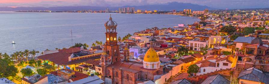 Église à Puerto Vallarta avec vue sur la baie de Banderas