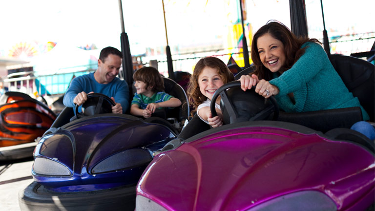 Une famille s’amuse dans un manège d’un parc d’attractions à Orlando