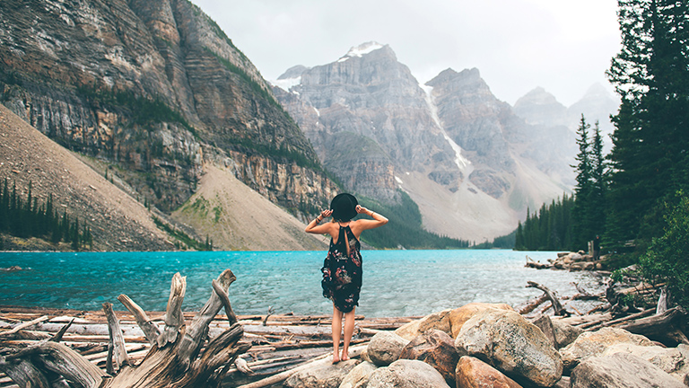 Une jeune femme admire un lac en Alberta