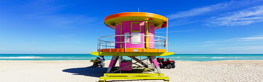 Colorida estación de salvavidas en una playa de Miami