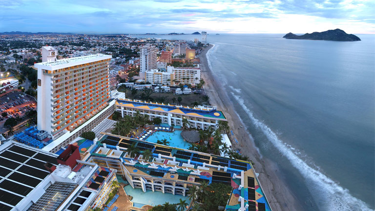 Vue aérienne du El Cid Castilla Beach Hotel et de la plage 