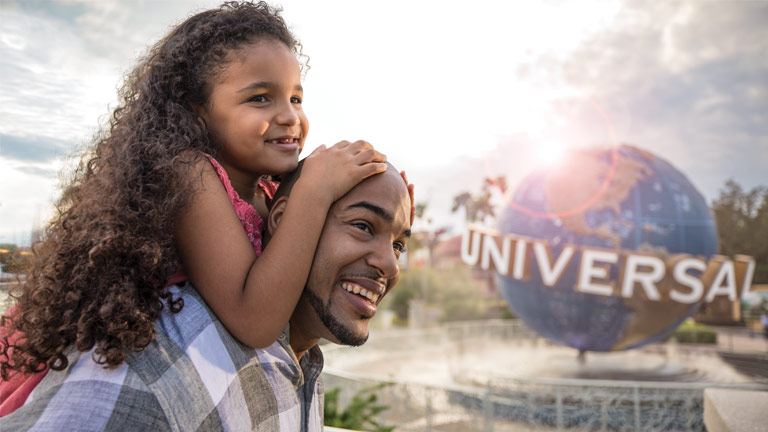 Un père et sa fille s'amusent à Universal Orlando Resort
