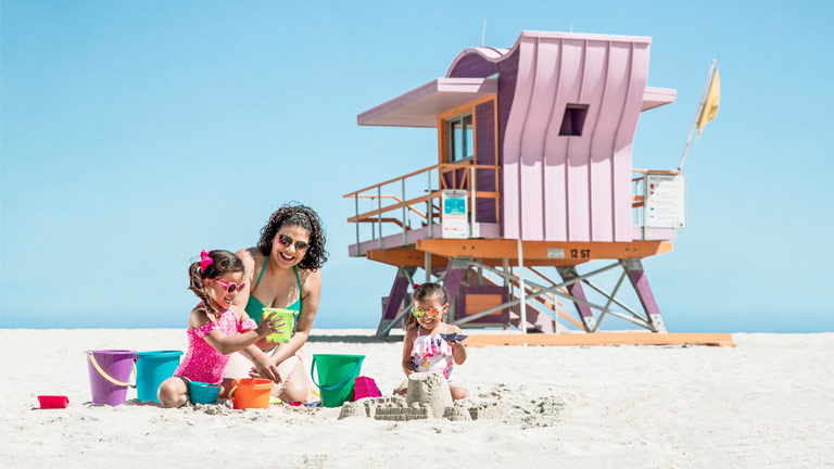 Une famille construit un château de sable sur une plage de Floride