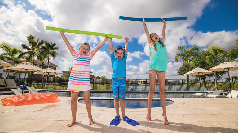 Des enfants à la piscine des Orlando Vacation Homes