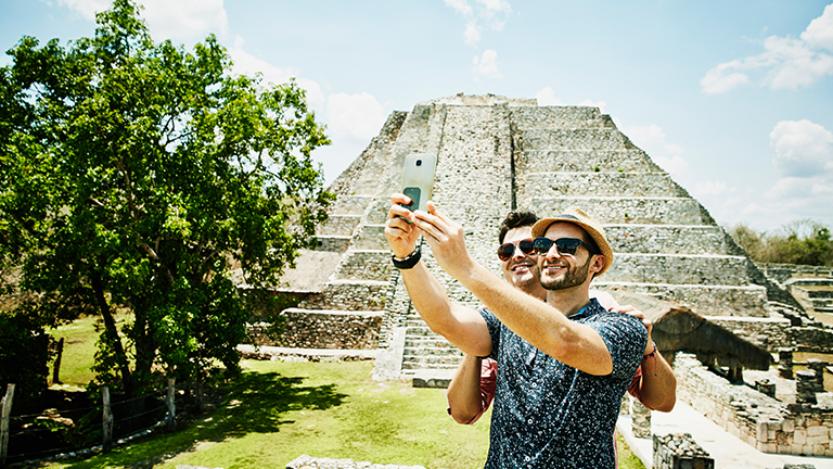 Un couple faisant des égoportraits près de ruines mexicaines