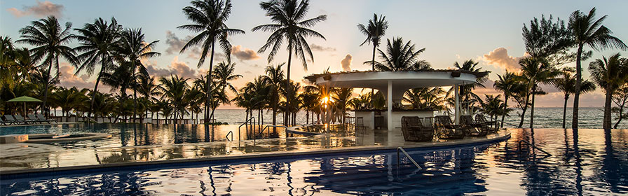 Piscine à débordement du The Fives Beach Hotel & Residences