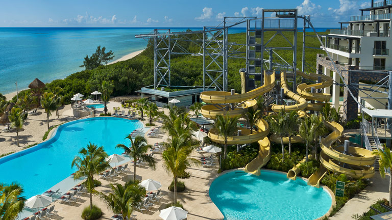 Glissades d’eau et piscine à l’hôtel tout inclus Dreams Natura Resort & Spa