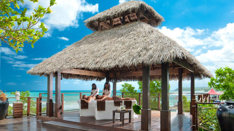 Un couple profite de massages à l’hôtel tout inclus Sandals Ochi Beach Resort