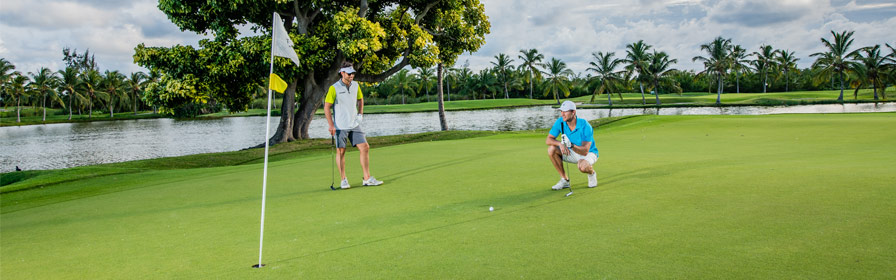 Amis golfeurs au terrain de golf The Lakes Barceló