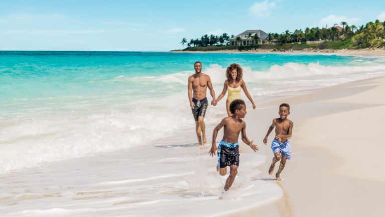 Une famille profitant de la plage, en vacances dans un tout inclus