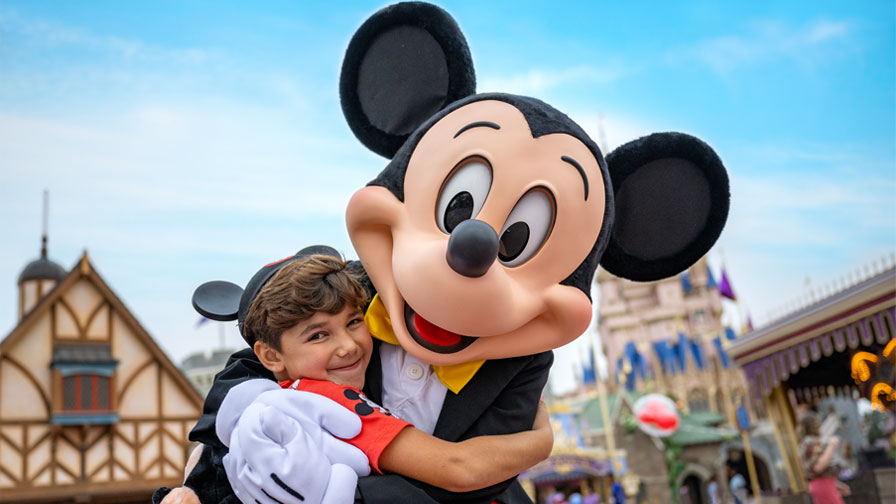 Mickey Mouse et un enfant à Walt Disney World Resort