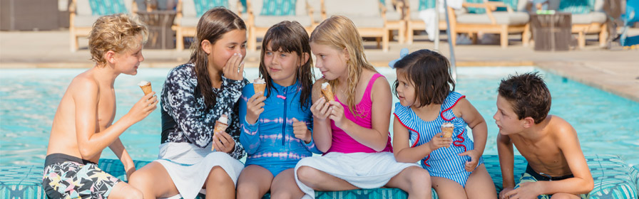 Enfants jouant dans la piscine au Cambria Hotel & Suites Anaheim Resort Area