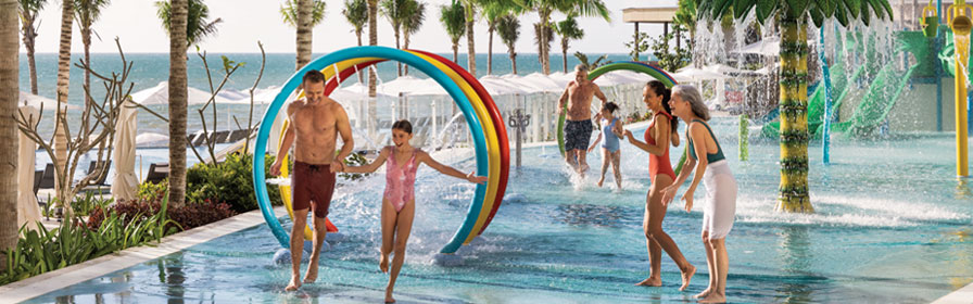 Famille s’amusant dans un parc aquatique au Hilton Cancun, un hôtel tout inclus