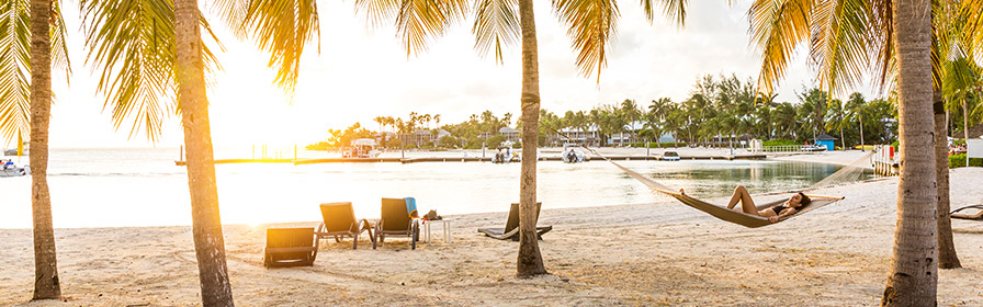 Une personne relaxant dans un hamac lors de vacances dans un tout inclus dans les Caraïbes