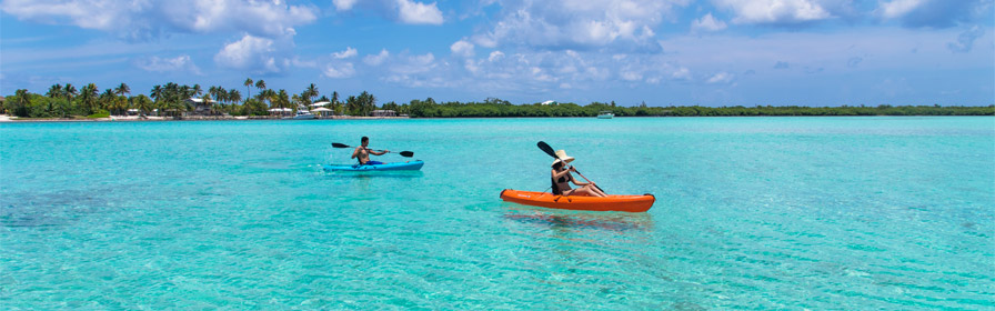 Couple kayaking on vacation at Sunshine Suites Resort