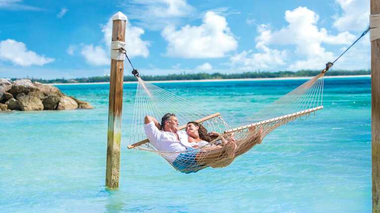 Couple relaxant dans un hamac pendant des vacances à Nassau