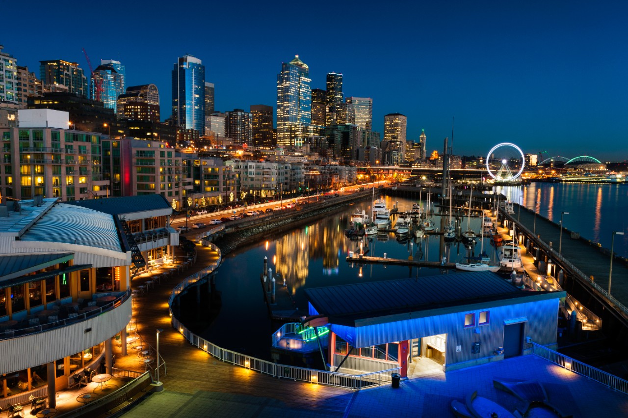 A colorful shot of the Seattle waterfront during a clear and crisp winter sunset.