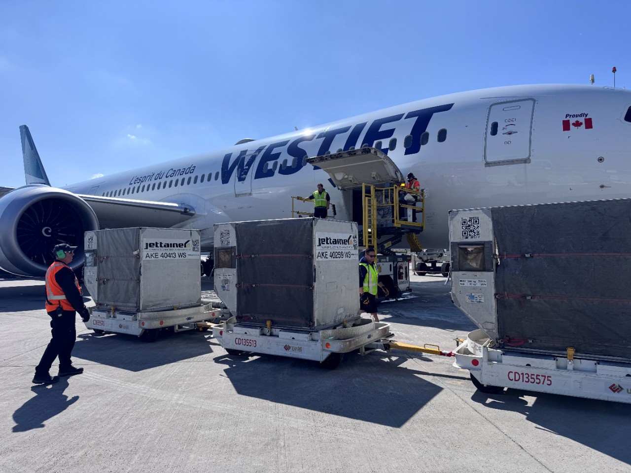 Loading a Boeing 787-9 aircraft