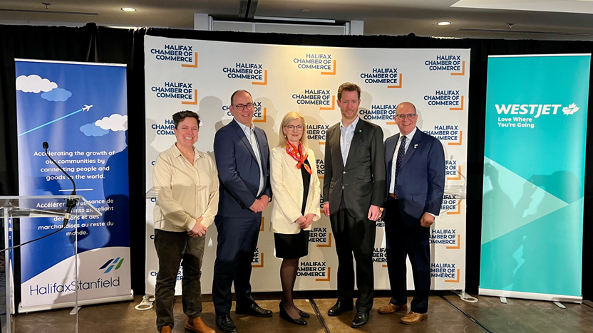 De gauche à droite : Julie Shaw, Master Distiller, JD Shore, Jeff Chant, JD Shore, CEO, Halifax Distilling Company, Joyce Carter, President & CEO, Halifax International Airport Authority, Alexis von Hoensbroech, groupe WestJet et Patrick Sullivan, President & CEO, Halifax Chamber of Commerce.
