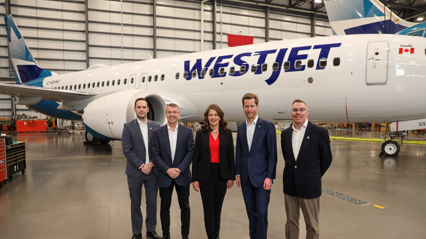 De gauche à droite : Matt Jones, ministre de l’Emploi, de l’Économie et du Commerce, Chris Burley, président du conseil d’administration, Groupe WestJet, l’honorable Danielle Smith, Première ministre de l’Alberta, Alexis von Hoensbroech, chef de la direction, Groupe WestJet, Scott Wilson, vice-président, Exploitation, WestJet.